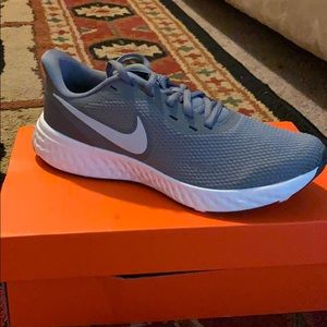 Women’s Nike Revolution 5